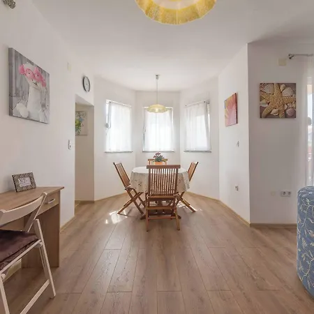Spacious 2br Near Center 아파트 자다르